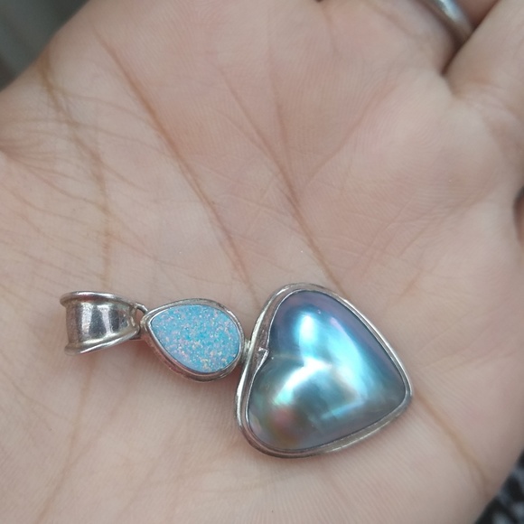 Vintage Jewelry - Beautiful Sterling Mabe pearl Opal pendang